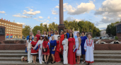В Великих Луках прошла традиционная прогулка в цветах триколора ко Дню российского флага