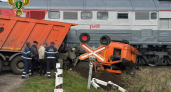 КамАЗ протаранил поезд под Великими Луками: водитель в больнице
