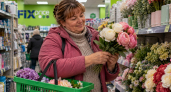 Купила в Фикс Прайсе охапку искусственных цветов — делаю царский декор дома: один трюк — и зеркало как «цветочное облако»