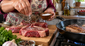 Мясо солить до жарки или после? Ошибается каждый второй — запомните одно правило