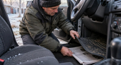 С первыми заморозками кладу под автомобильный коврик газету: всю зиму сплю спокойно — опытный водитель показал лайфхак