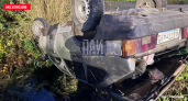 В Пскове ВАЗ-2109 с пьяным водителем опрокинулся в канаву с водой