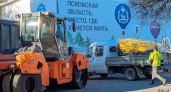 В Великих Луках возле Дома молодёжи укладывают новый асфальт