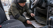 С первыми холодами кладу под автомобильный коврик газету: всю зиму сплю спокойно — ушлый водитель показал лайфхак