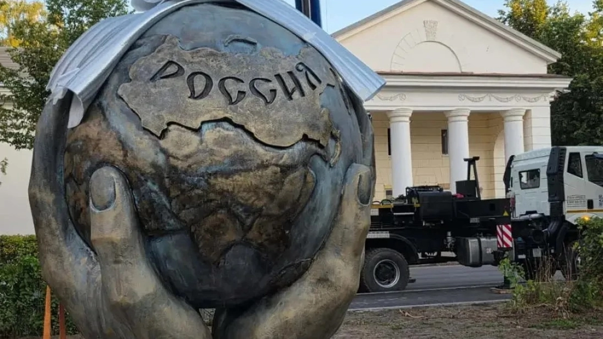 В Великих Луках в сквере на улице Лизы Чайкиной установили новый современный арт-объект