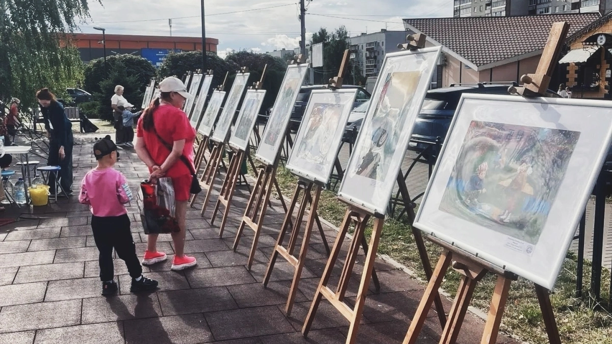 Юные художники представили выставку у фонтана «Дружба» в Великих Луках