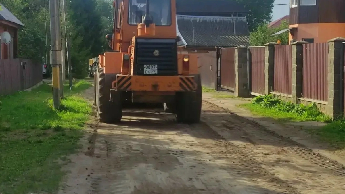 В Великих Луках приводят в порядок более 110 километров грунтовых дорог