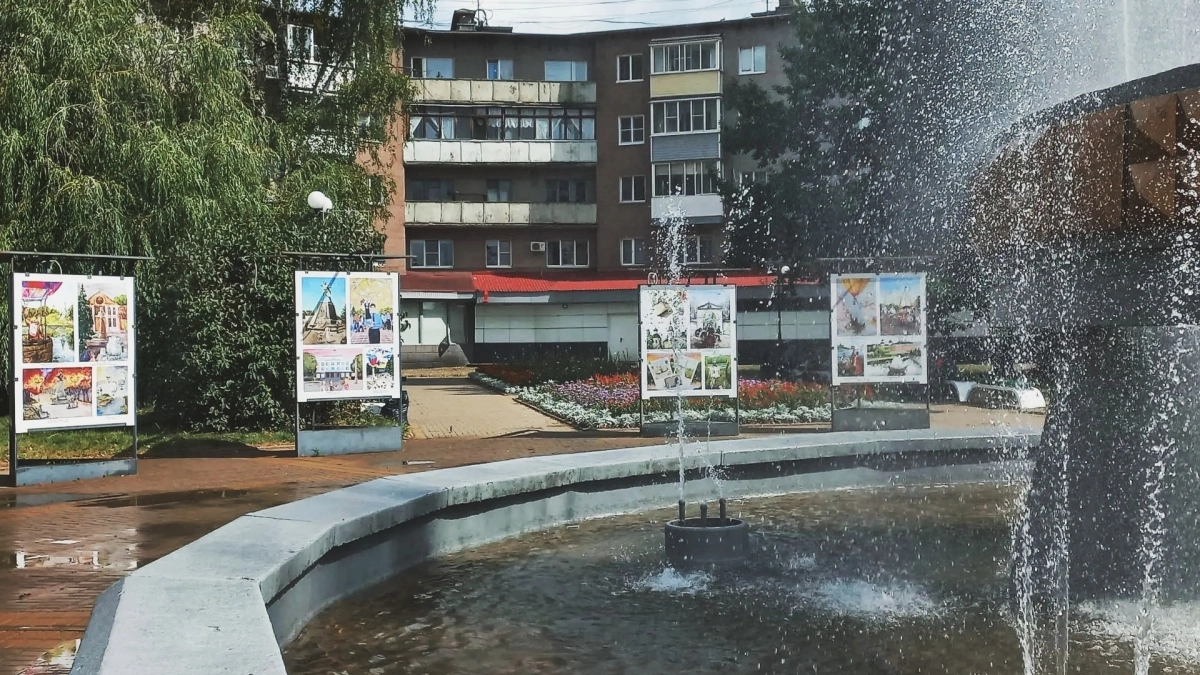 На площади Калинина открылась выставка 68 работ юных художников к Дню города