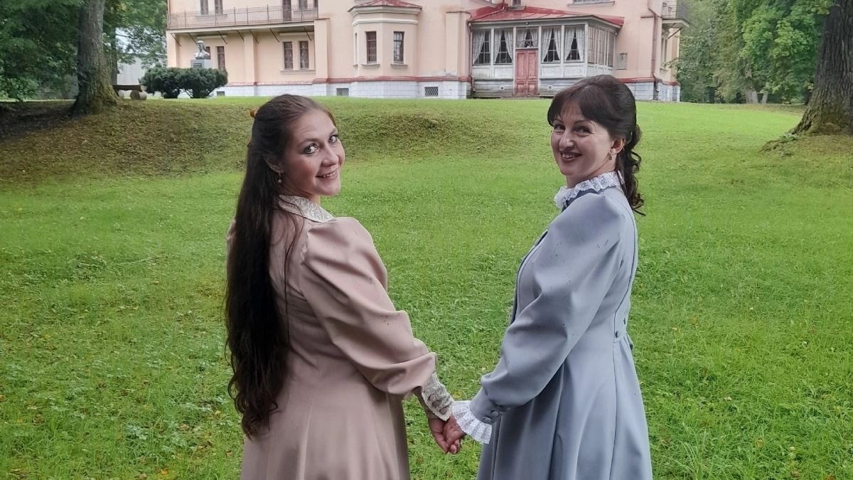 Артисты Великолукского драматического театра выступили в Полибино на презентации обновлённой экспозиции