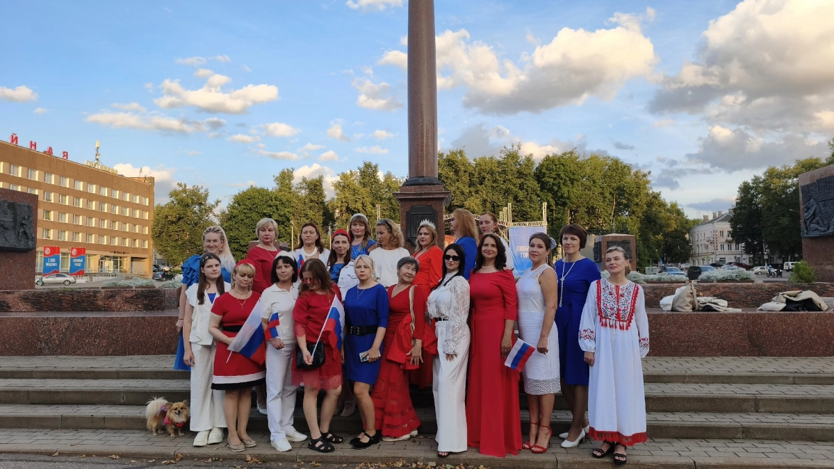 В Великих Луках прошла традиционная прогулка в цветах триколора ко Дню российского флага