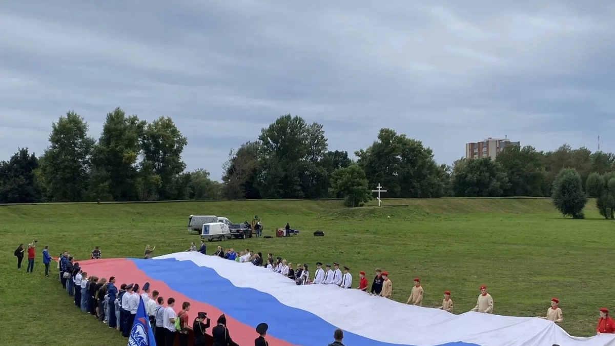 В Великих Луках развернули 30-метровый флаг России