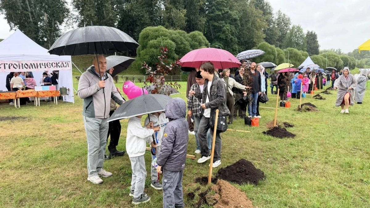 В парке Петровском высадили декоративные яблони в честь 860-летия Великих Лук