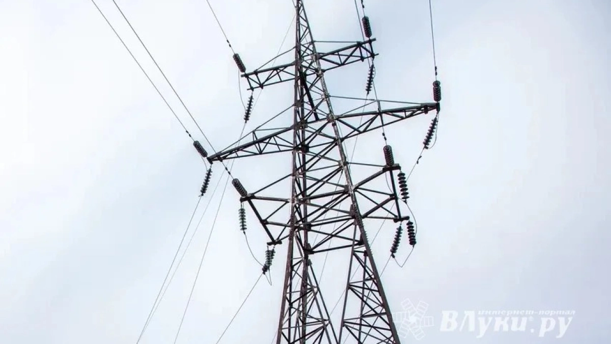 Энергетики восстановили электроснабжение 50% потребителей после шторма в Псковской области