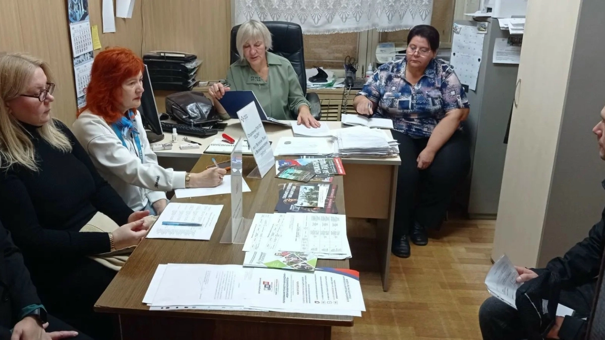 В Великих Луках прошла ярмарка вакансий для граждан, имеющих наказания без лишения свободы, и освободившихся по УДО