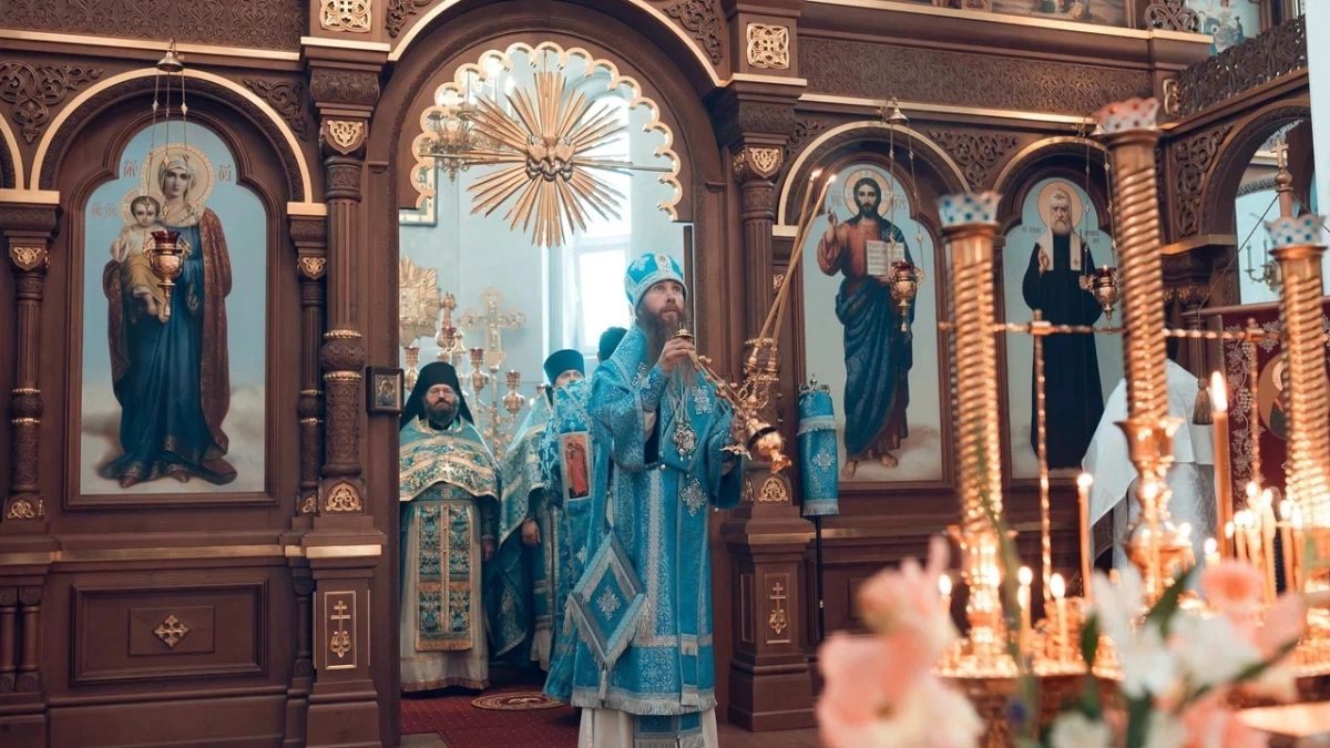 Свято-Тихоновский храм в Великих Луках отметил 10-летие богослужением и наградами