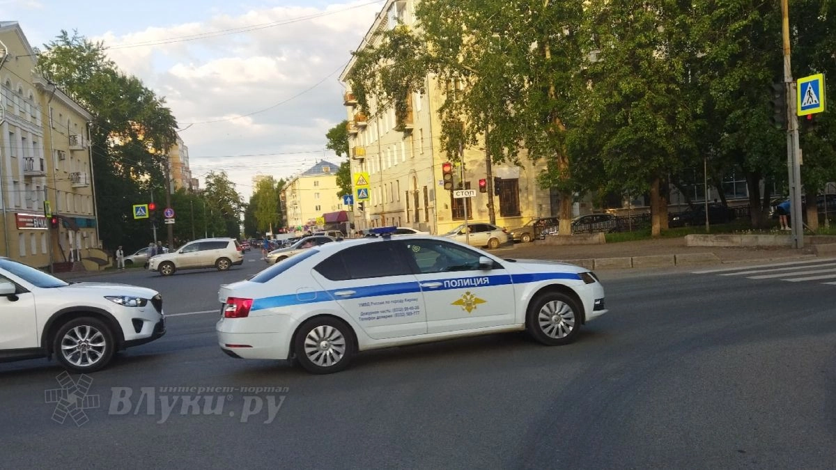 В Великих Луках девушка на Opel Astra врезалась в дерево
