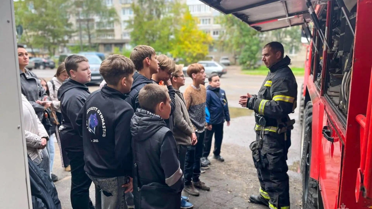 Ученики школы №13 посетили пятую пожарную часть в Великих Луках