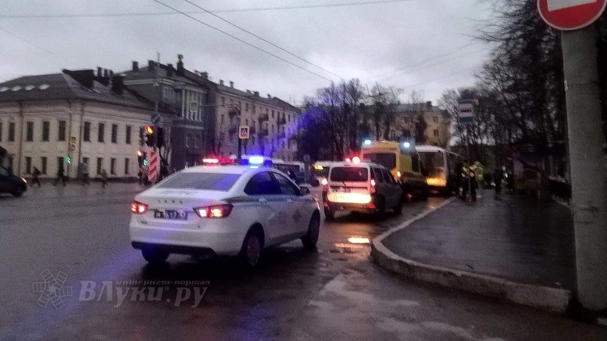 В Великих Луках Nissan X-Trail наехал на женщину на пешеходном переходе