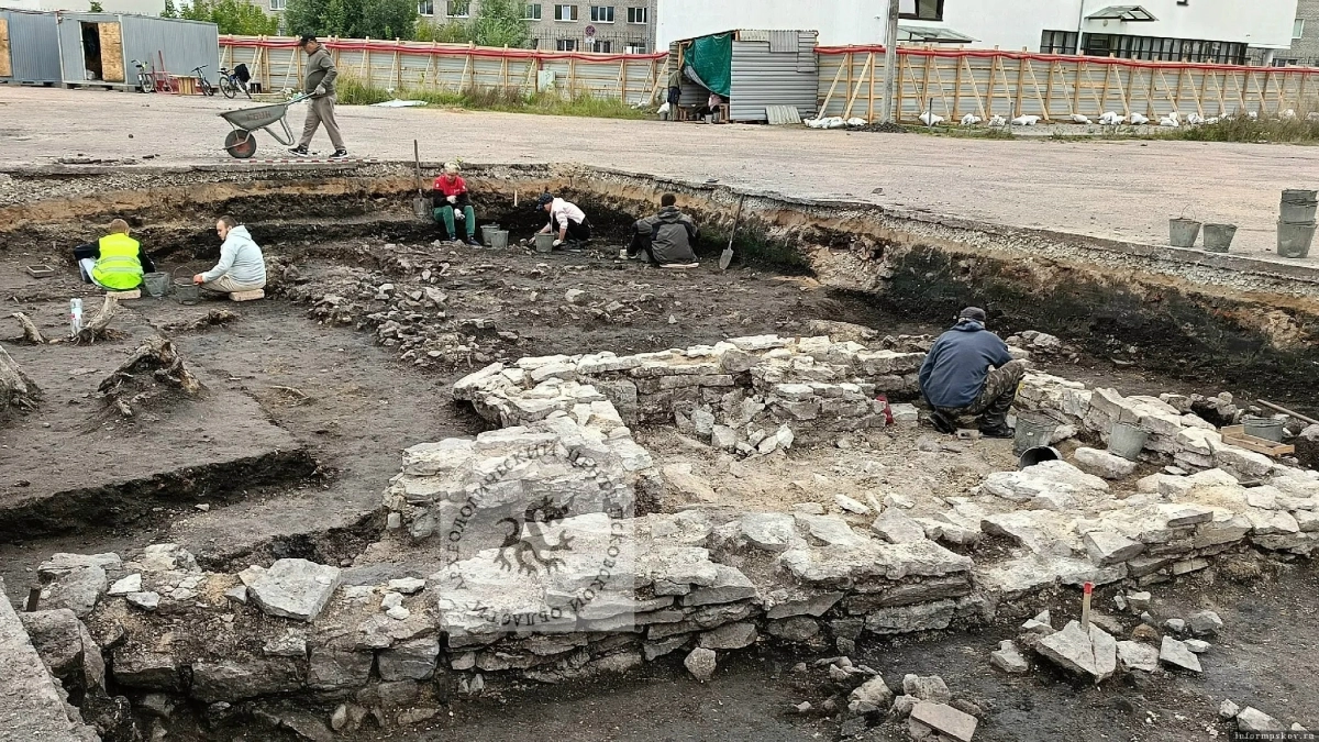 В Пскове на месте бывшего Белорусского рынка археологи нашли следы пожара XVII века и развал печи