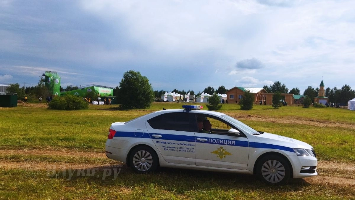Под Великими Луками инспекторы ДПС помогли женщине родить на трассе