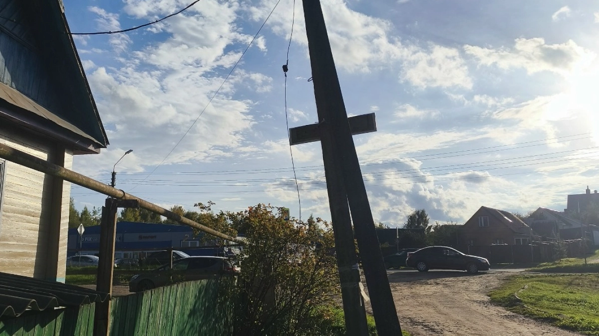 Жителей Великих Лук пугает пизанский фонарный столб