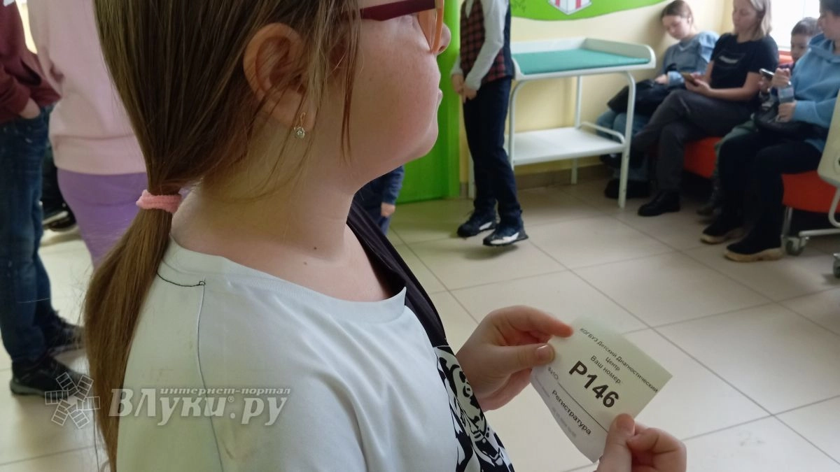 Отправят в Псков при необходимости: главврач рассказал о дефиците врачей в детской поликлинике в Великих Луках