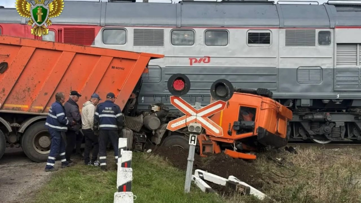 КамАЗ протаранил поезд под Великими Луками: водитель в больнице
