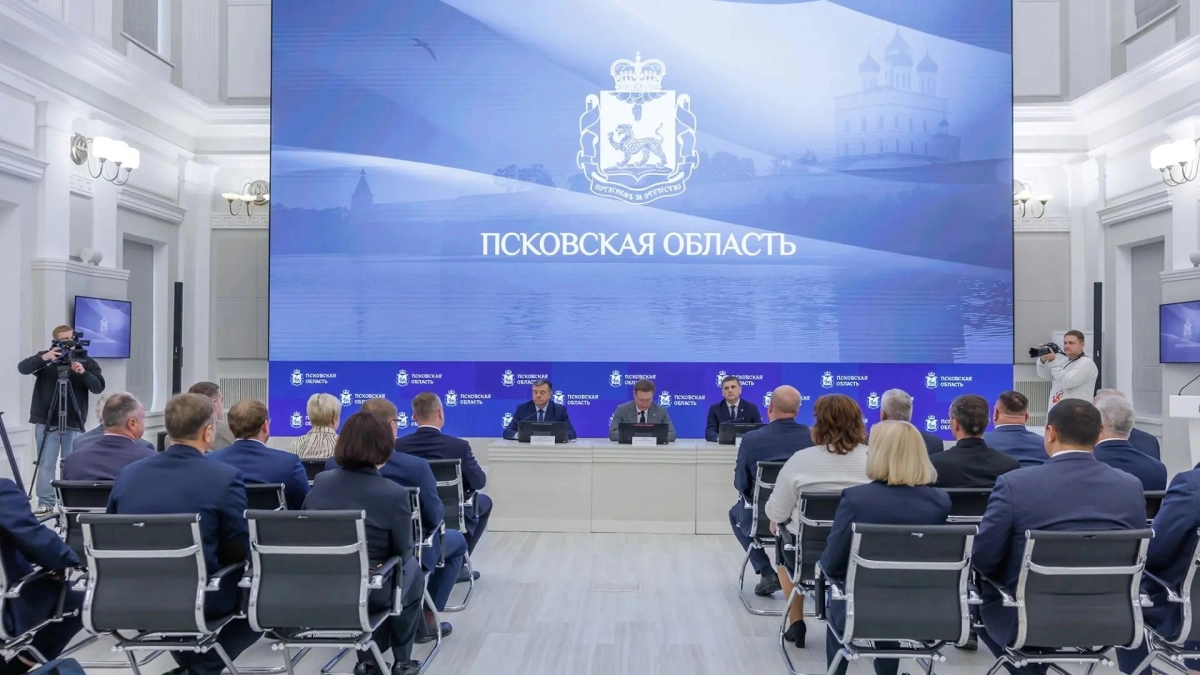 В Пскове вручили удостоверения 13 депутатам Заксобрания по партийным спискам