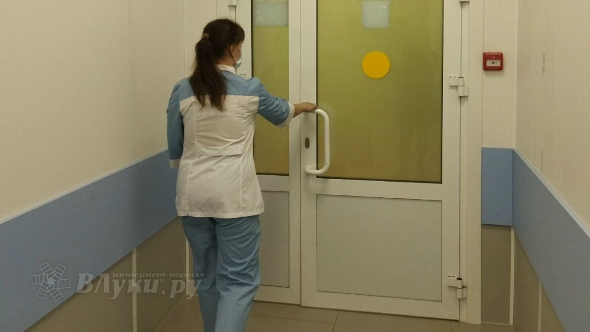 Минздрав Псковской области проводит проверку после смерти младенца в роддоме Великих Лук