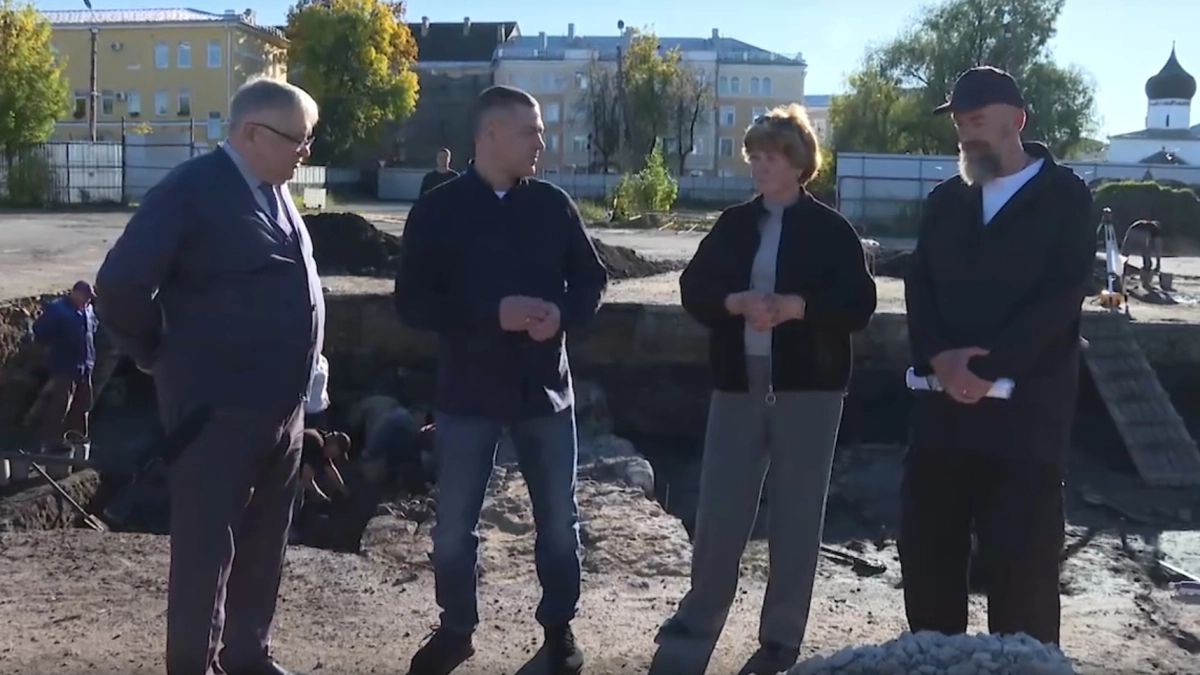 Ведерников посетил раскоп в центре Пскова, где нашли крепостную стену 1309 года