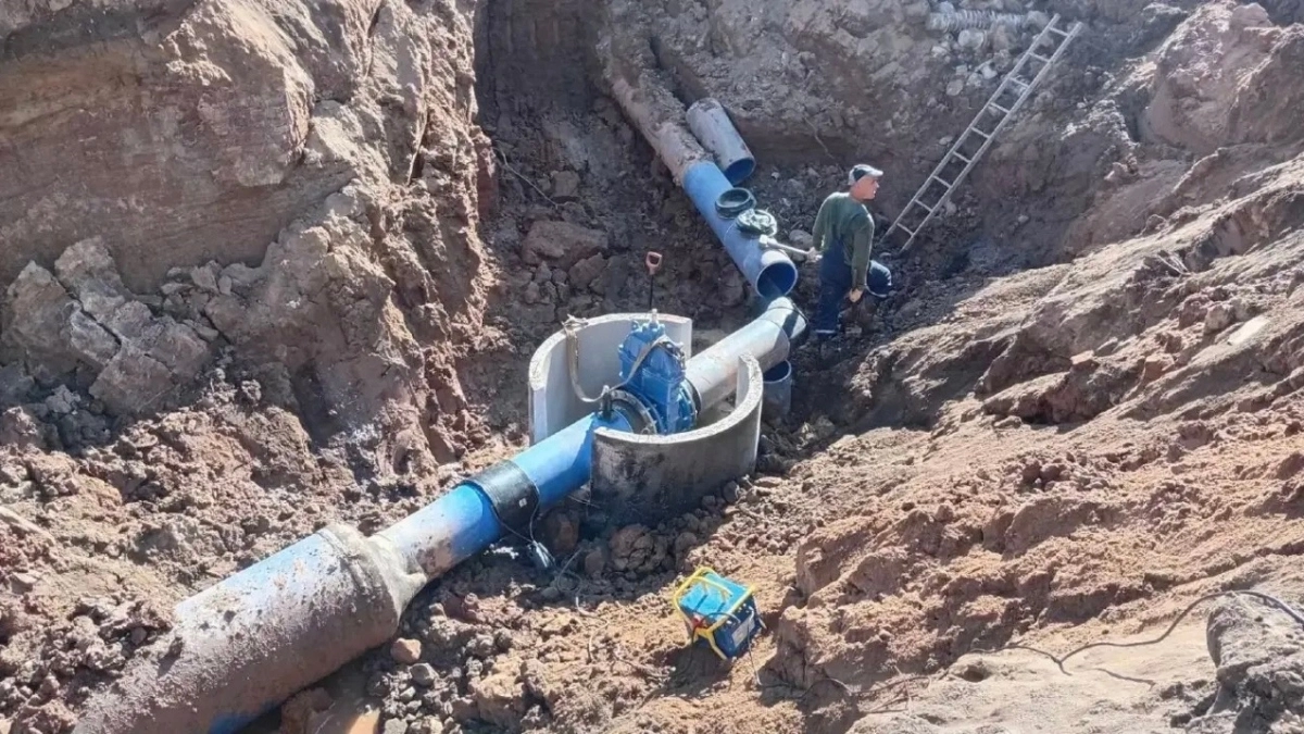 В Великих Луках ремонтируют кольцевой водовод с опережением графика