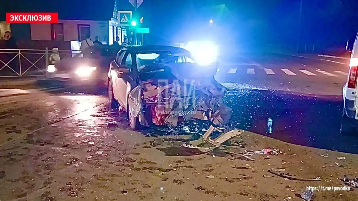 Две женщины пострадали в тройной аварии в Великих Луках
