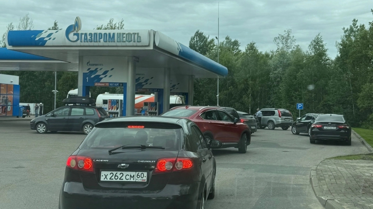 Что ответили в УФАС на жалобы о дорогом бензине в Псковской области — и почему это удивило людей