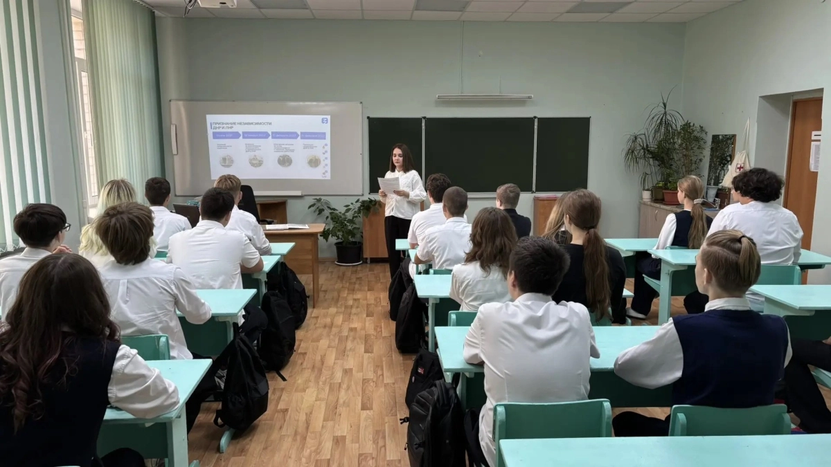 «20 вакансий и 1200 учителей» — ко Дню учителя в Великих Луках подсчитали, кого не хватает и сколько платят