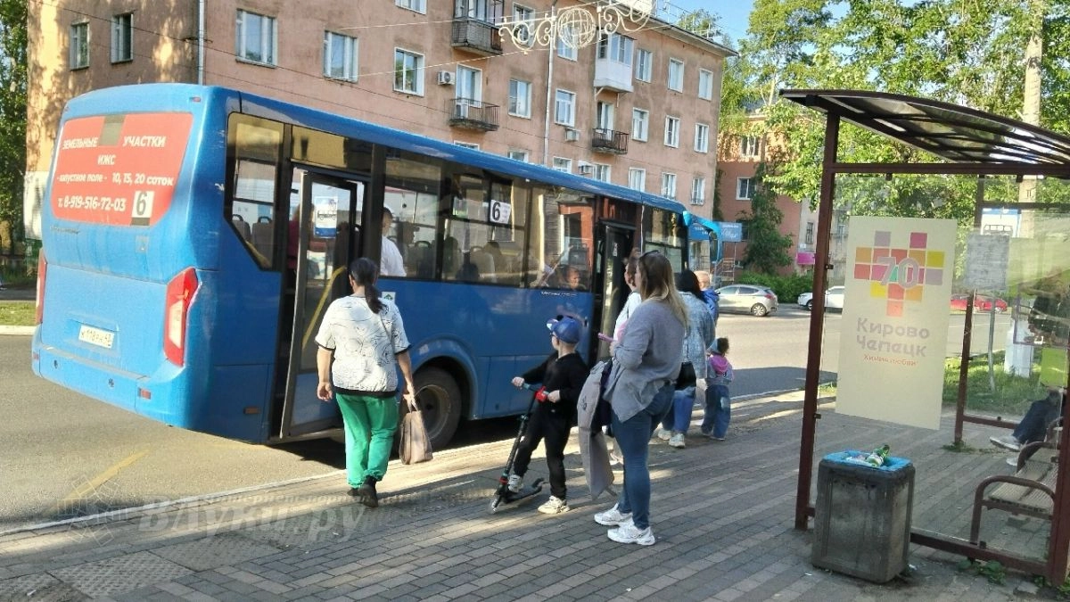 В Великих Луках приостановили один из пригородных рейсов автобусов: какие изменения движения