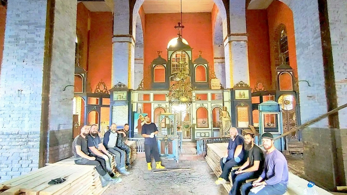 Прихожане в деревне Руново своими силами спасают старинный храм от разрушения