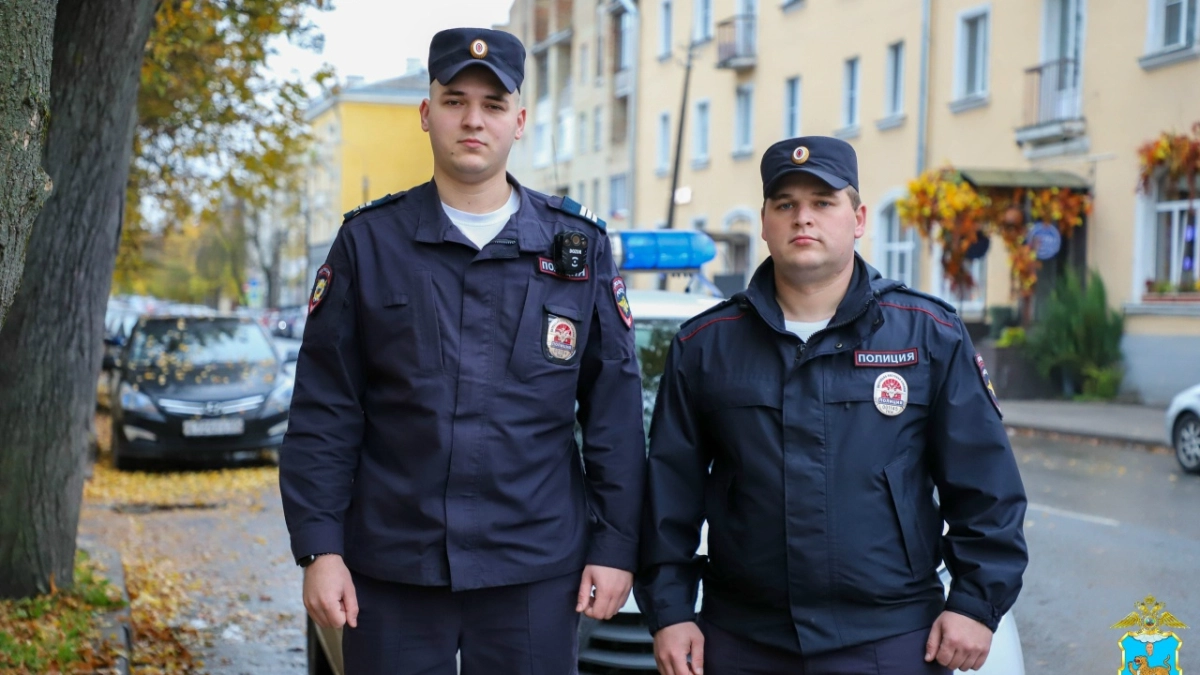Псковские полицейские сопроводили в больницу мужчину с признаками инсульта