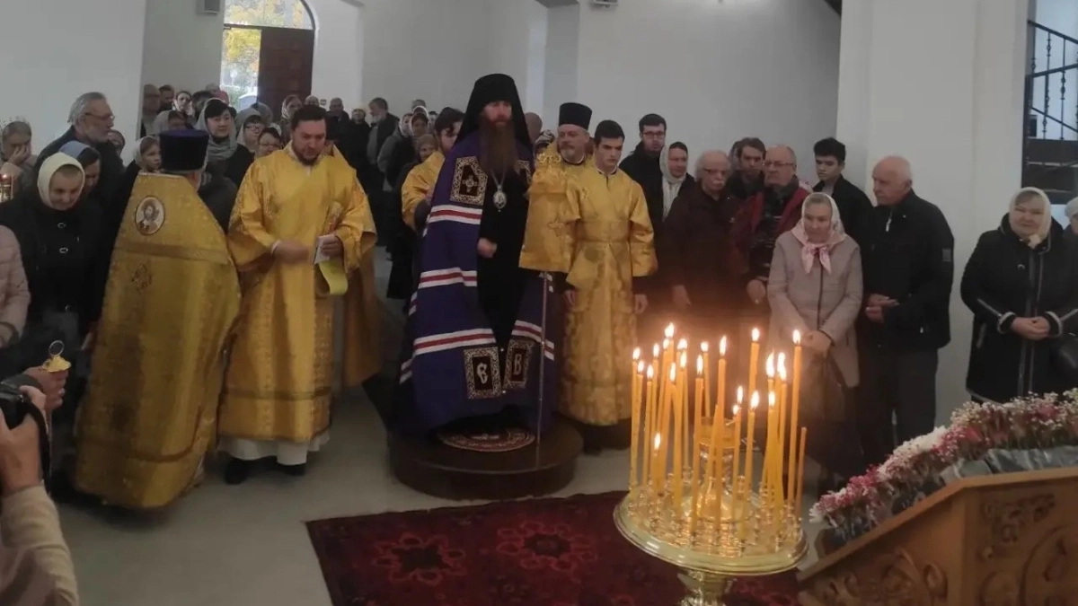 В Великих Луках прошла первая литургия в новом храме Успения Пресвятой Богородицы