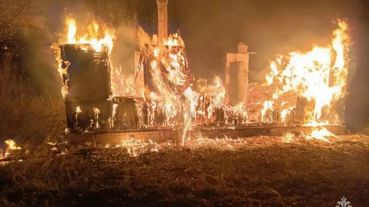 В Псковской области за сутки сгорели два жилых дома и бесхозная постройка