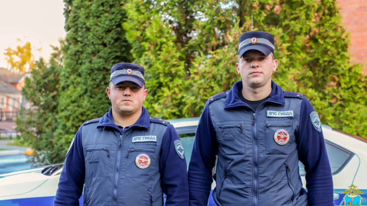В Псковской области инспекторы ДПС помогли будущему отцу доставить рожавшую жену в роддом
