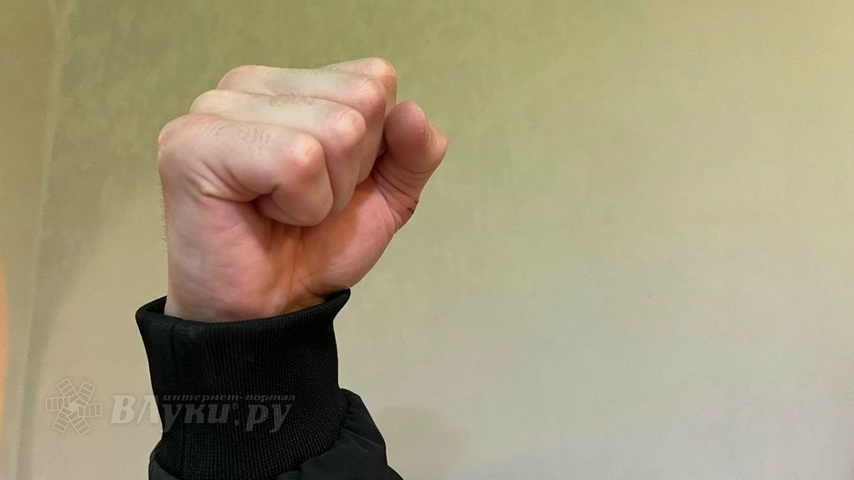Житель Великих Лук выплатит 30 тысяч рублей за удар инвалида ногой