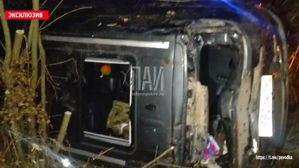 В Гдовском районе автомобиль съехал в кювет и перевернулся, один человек пострадал