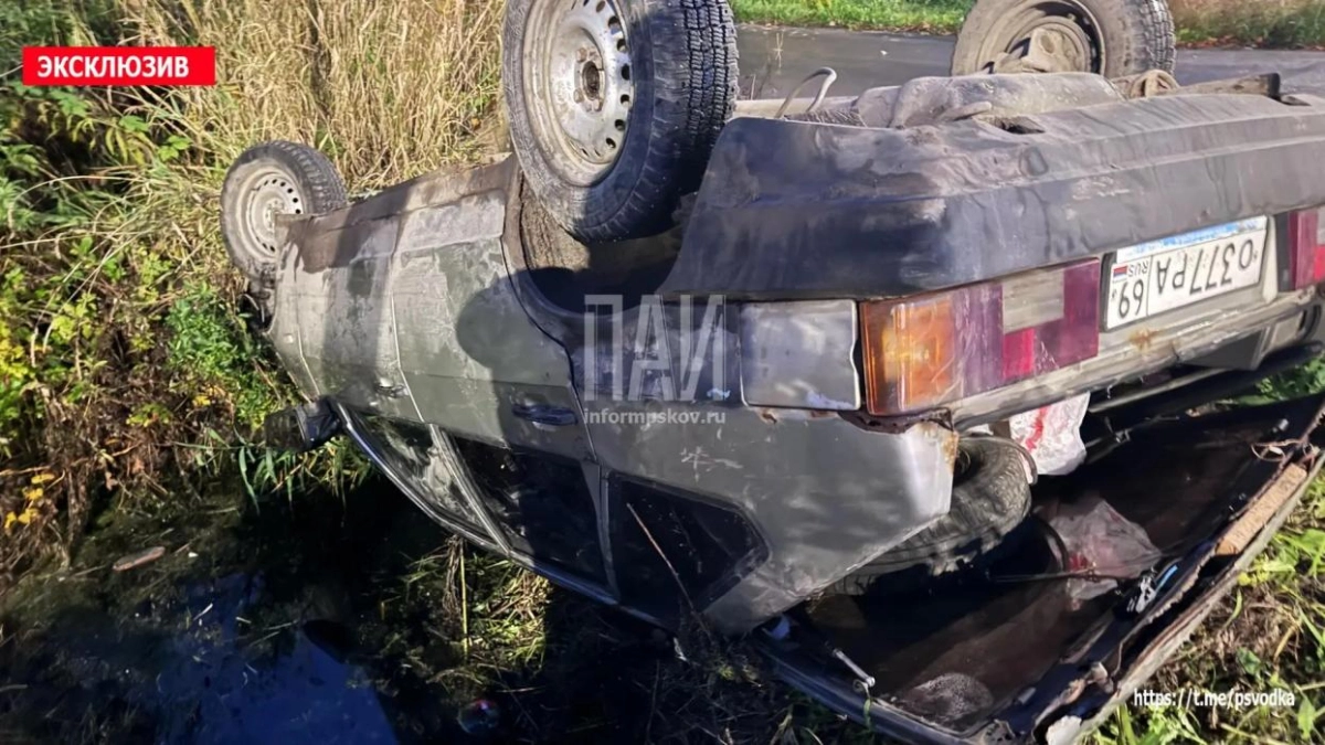 В Пскове ВАЗ-2109 с пьяным водителем опрокинулся в канаву с водой