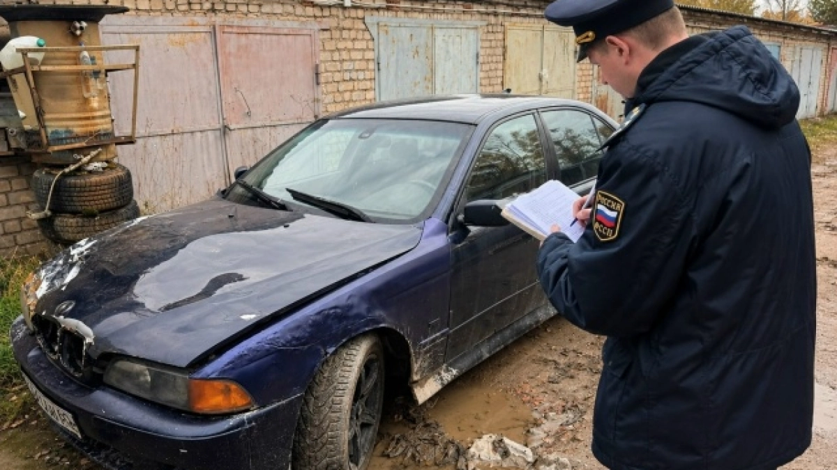 В Пскове приставы нашли должника с долгом 490 тысяч рублей через объявление о продаже автомобиля