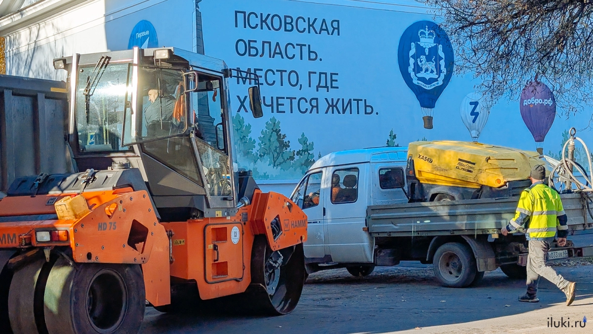 В Великих Луках возле Дома молодёжи укладывают новый асфальт