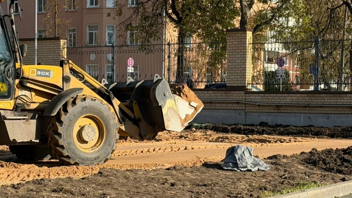 На стадионе «Машиностроитель» в Пскове строят новую баскетбольную площадку