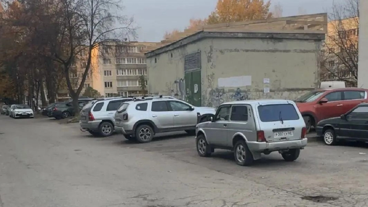 Житель Великих Лук пожаловался в сети на опасную крышу