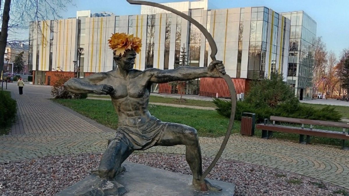 Лучник в парке культуры и отдыха Великих Лук потерял венок