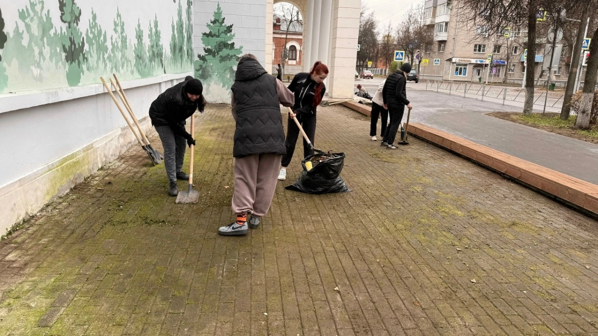 Молодёжные объединения провели субботник в Доме молодёжи «Родина» в Великих Луках