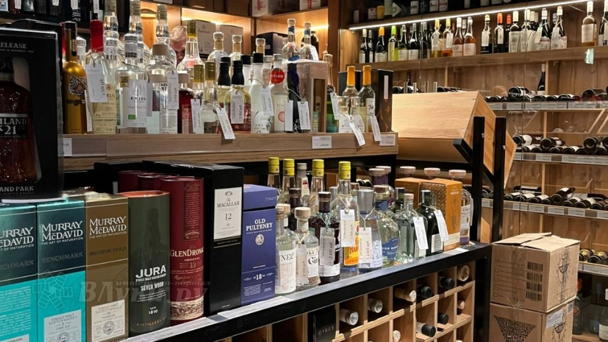 В Великих Луках мужчину задержали при попытке украсть джин из магазина